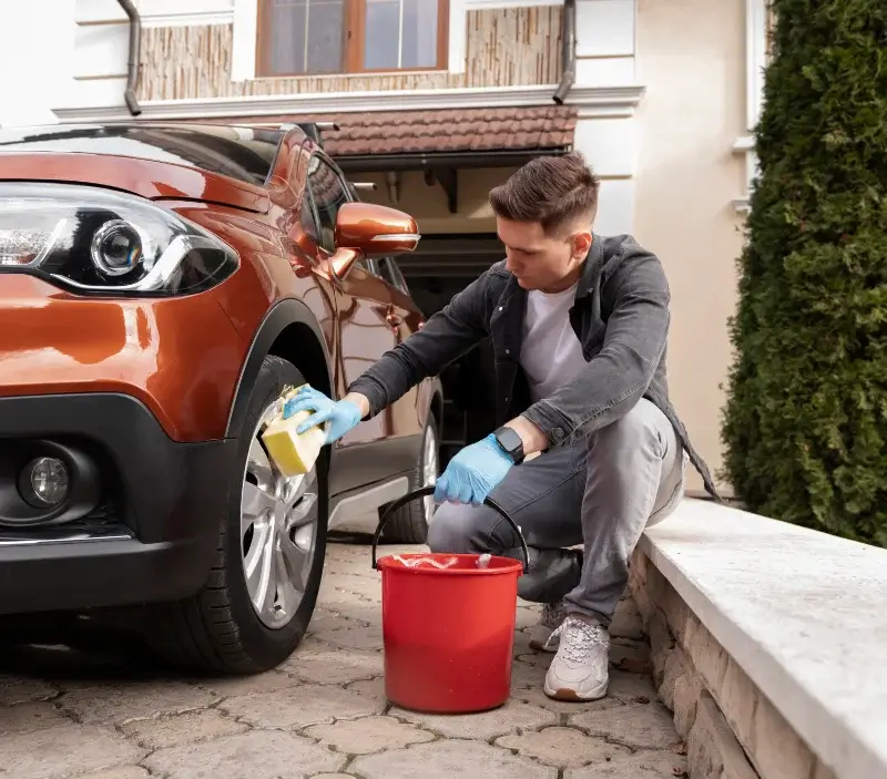 Lavage auto à domicile Quintal : professionnel intervenant sur un véhicule